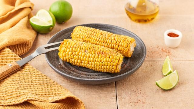 Épis de maïs grillés au citron vert en barbecue