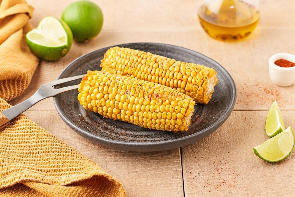 Épis de maïs grillés au citron vert en barbecue