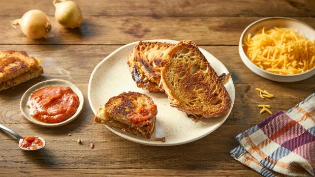 Grilled cheese cheddar, oignons et sauce pimentée