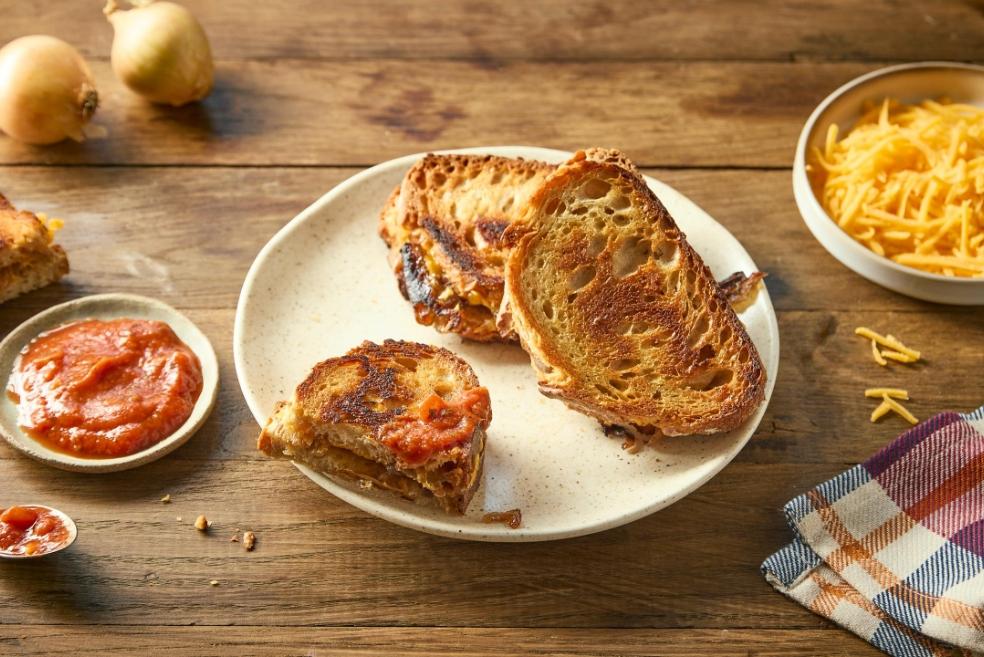 Grilled cheese cheddar, oignons et sauce pimentée