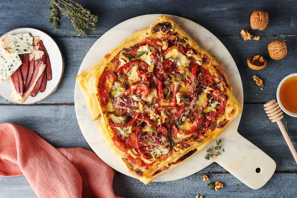Pain lavash au magret de canard fumé, fourme d’ambert et miel