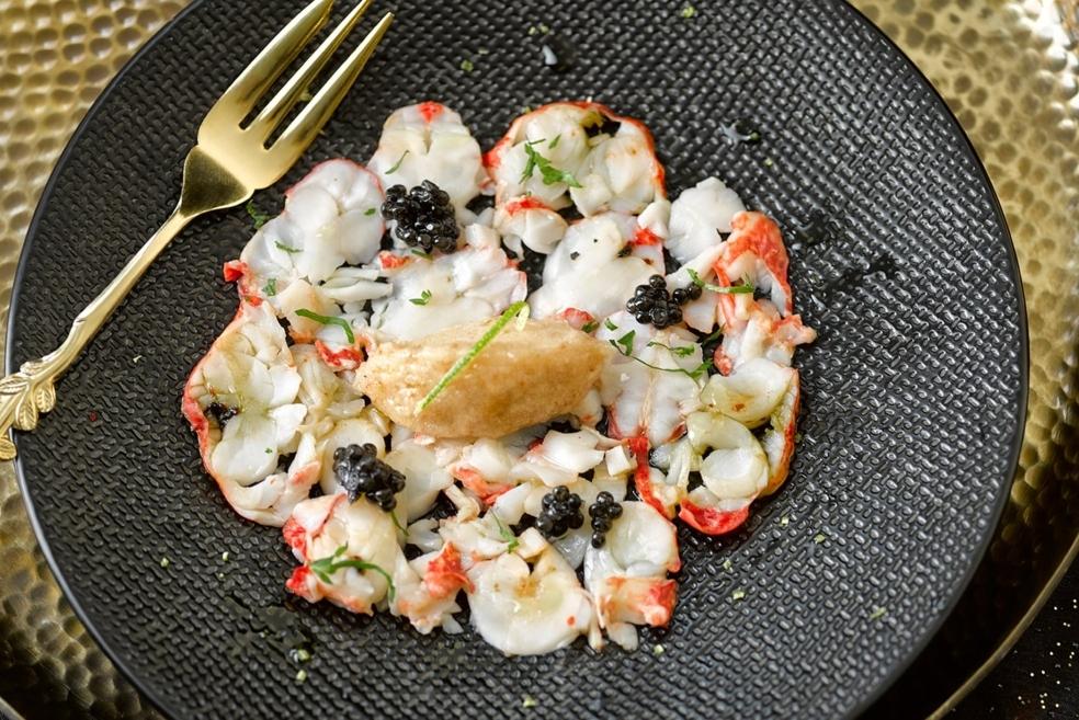 Carpaccio de homard à l'huile de truffe, caviar & sorbet pomme
