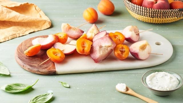 Brochettes d’abricots et pêches blanches sauce ricotta au basilic