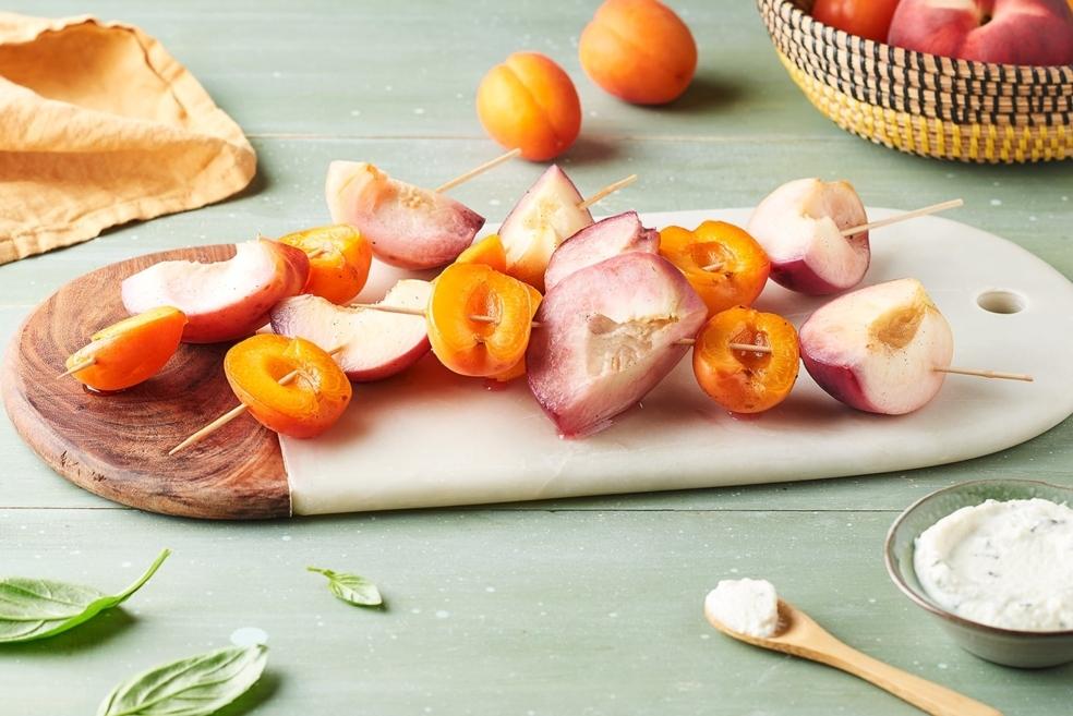 Brochettes d’abricots et pêches blanches sauce ricotta au basilic