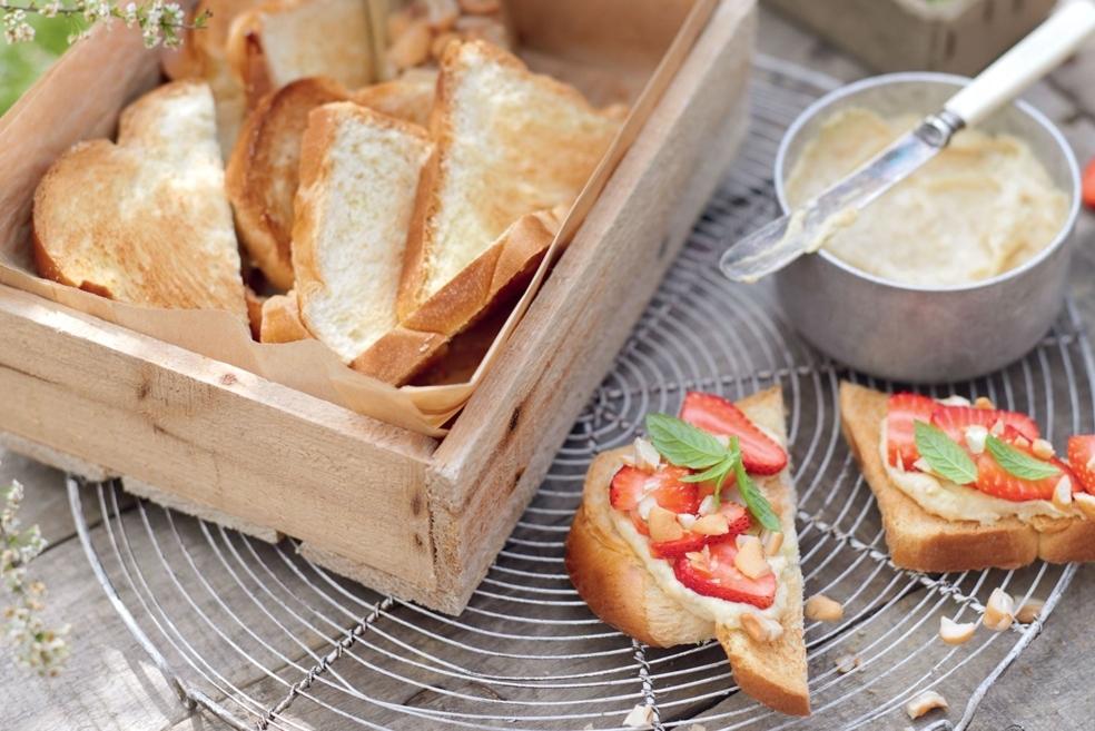 Tartines aux fraises et crème de noix de cajou