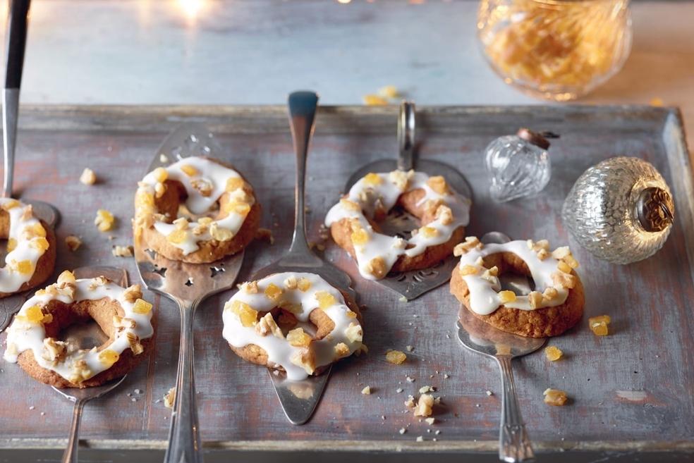 Biscuits couronnes aux noix et à l’orange confite