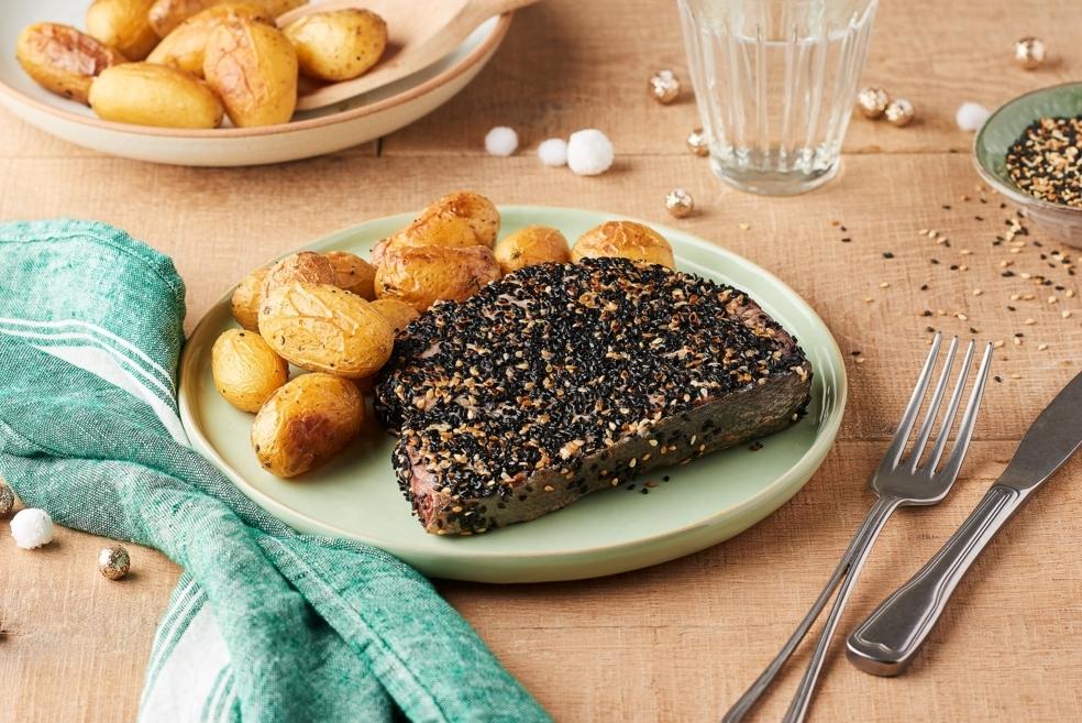 Thon rouge en croûte de sésame noir et doré et pommes grenailles