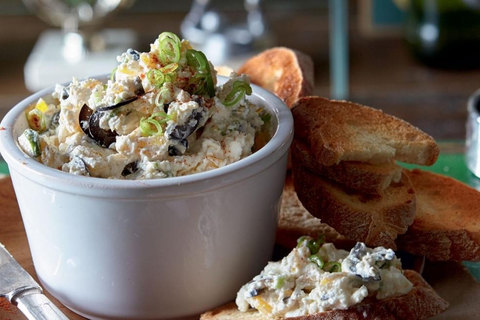 Crème à tartiner à la feta, poivrons et olives