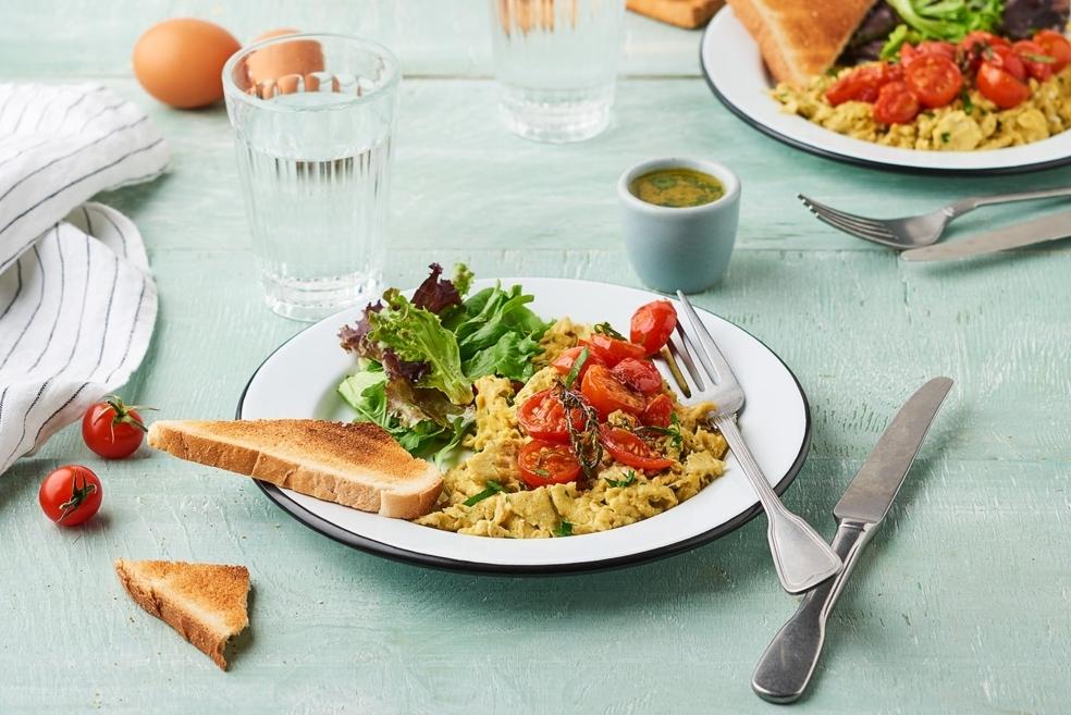 Œufs brouillés à la tomate, parmesan et basilic