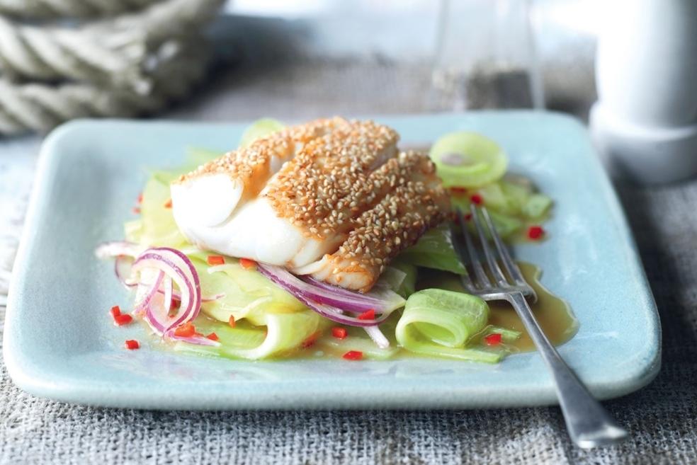 Cabillaud rôti au sésame et salade de concombres à l’asiatique