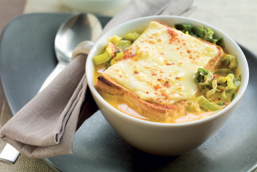Soupe de poireaux et toast au fromage