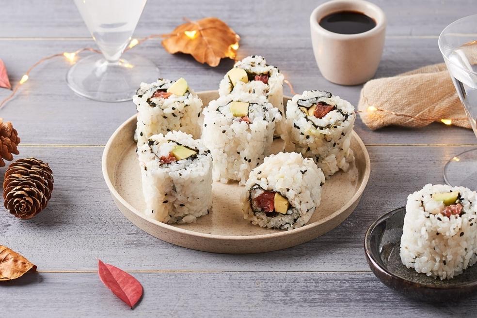 Maki california au crabe, pamplemousse et sésame noir