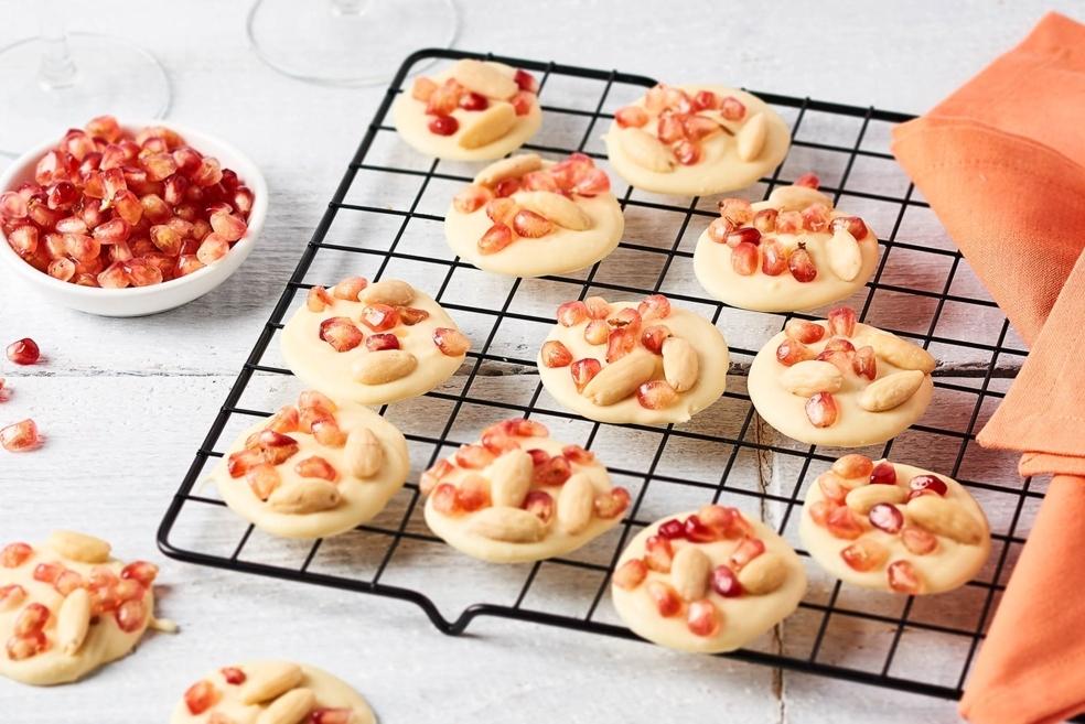 Mendiants au chocolat blanc, amandes et grenade