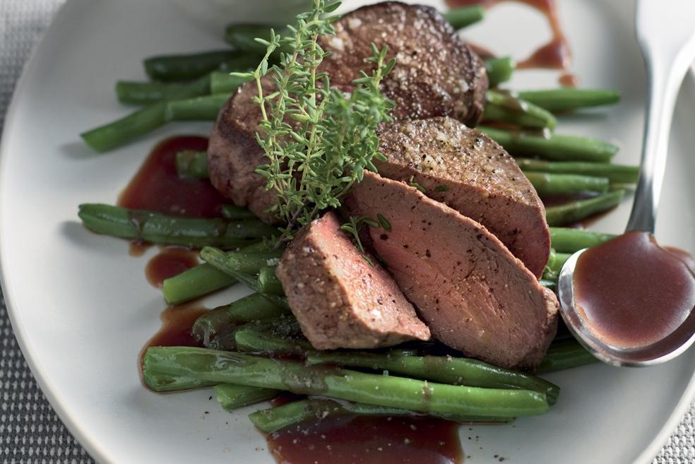 Pavés de cerf, sauce au chocolat