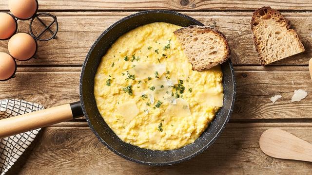 Œufs brouillés au parmesan
