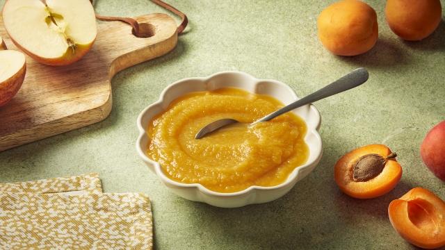 Compote aux pommes, abricots et romarin