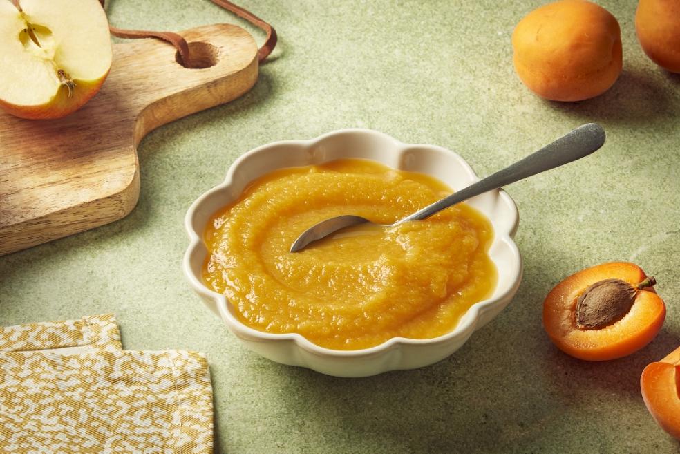 Compote aux pommes, abricots et romarin