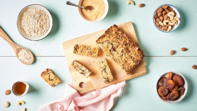 Barres de céréales maison aux fruits secs et beurre de cacahuètes