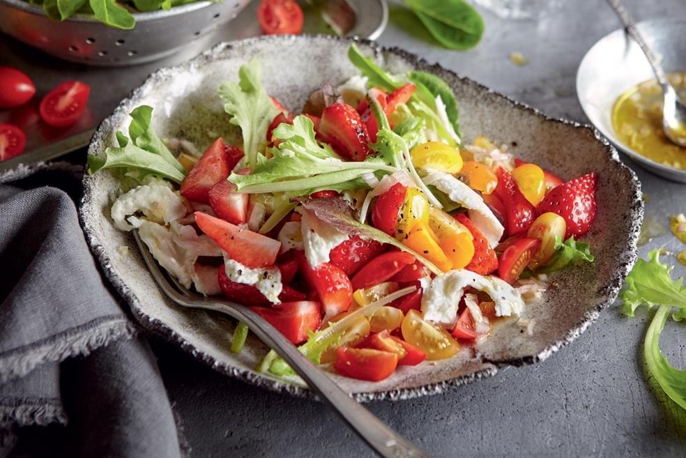 Salade de tomates, mozzarella et fraises