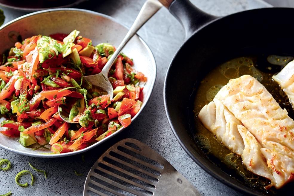 Poisson poêlé et salade épicée de tomates-avocat