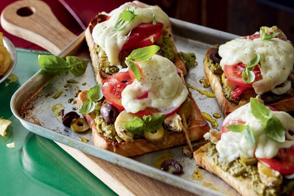 Tartines aux antipastis-tomate-mozza-pesto