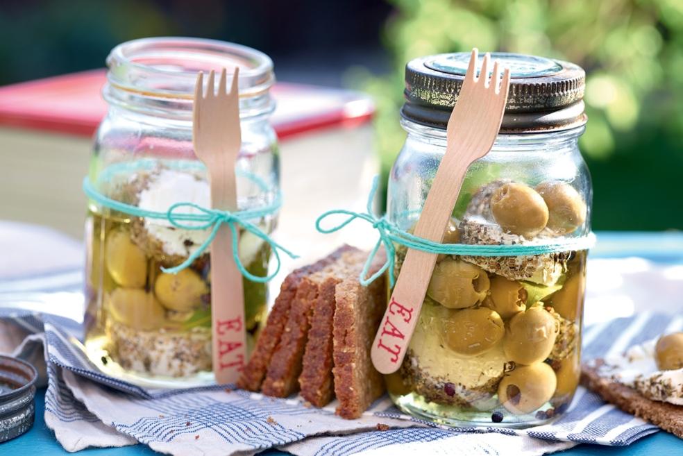 Fromage de chèvre mariné aux olives