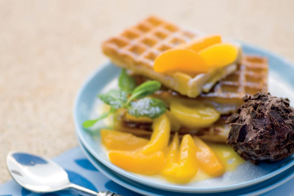 Gaufres aux abricots et glace aux éclats de chocolat