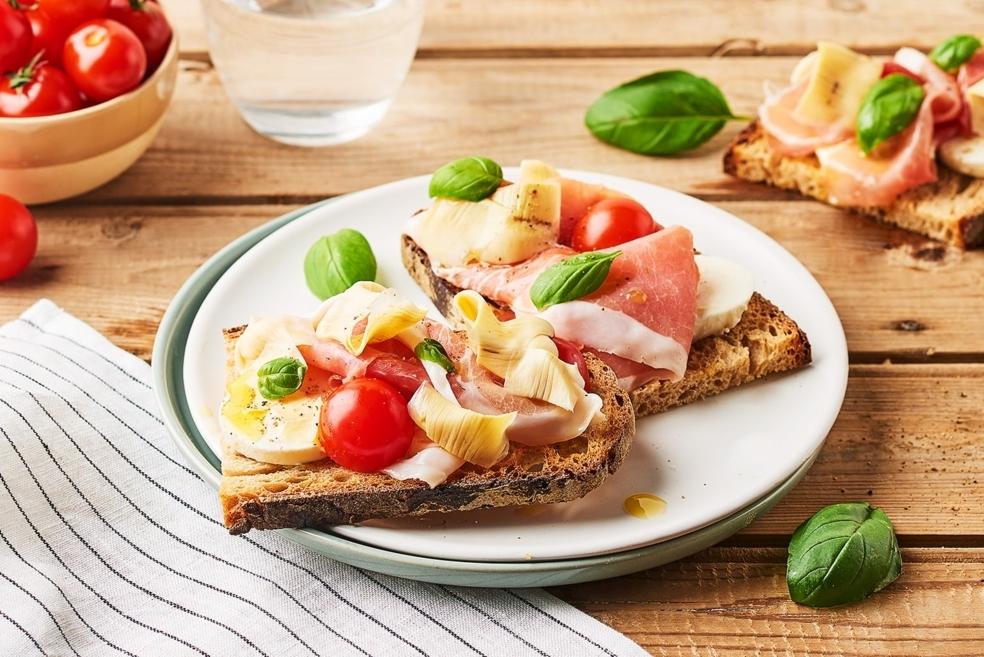 Tartines d’artichaut et de jambon de Parme