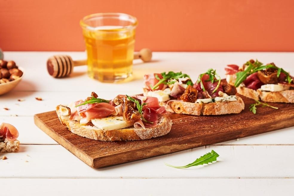 Tartine de roquefort, figues sèches et noisettes