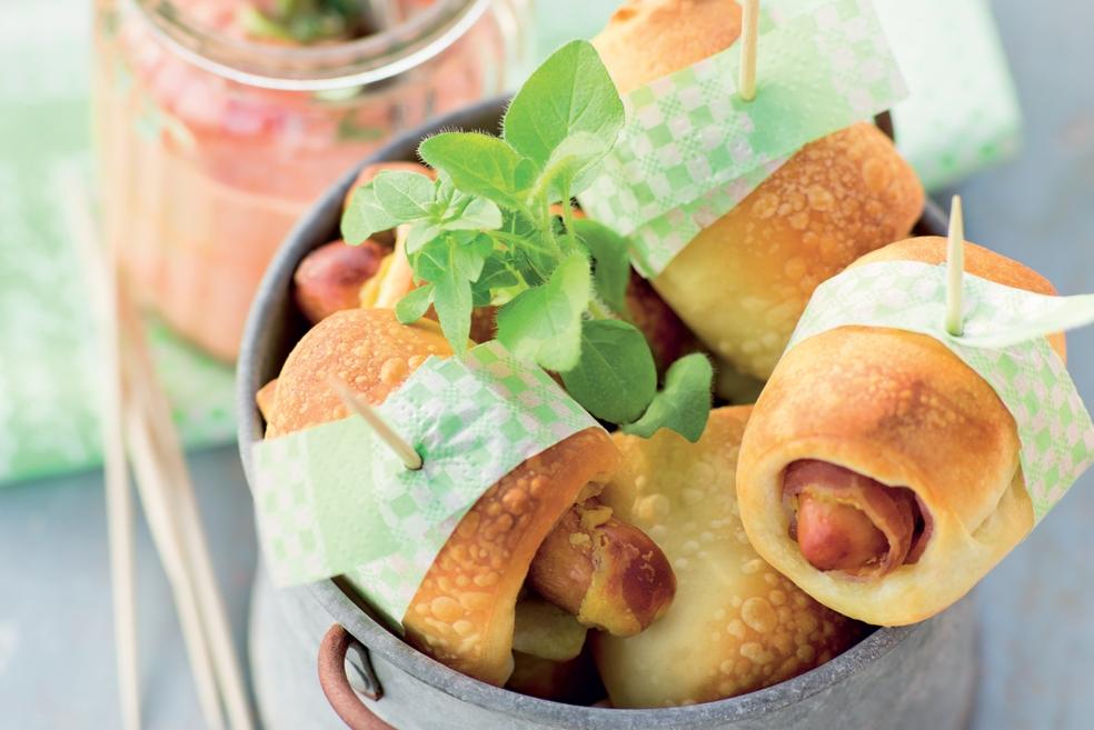 Mini-roulés aux saucisses accompagnés d’une sauce tomate