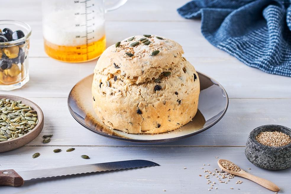 Pain à la bière, olives et graines