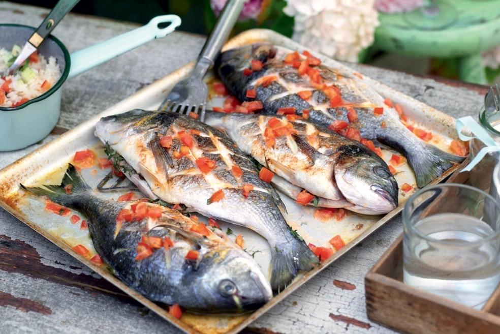 Daurade au four, riz à la tomate et concombre