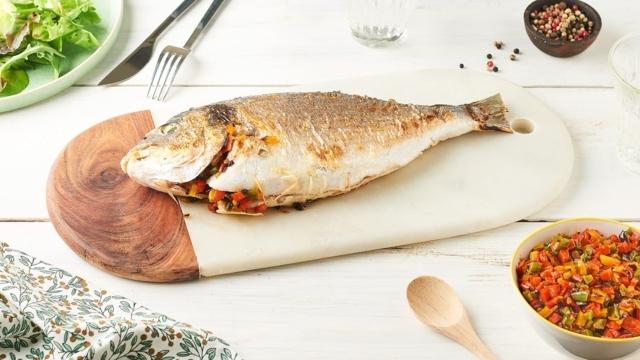 Daurade grillée aux oignons et poivrons