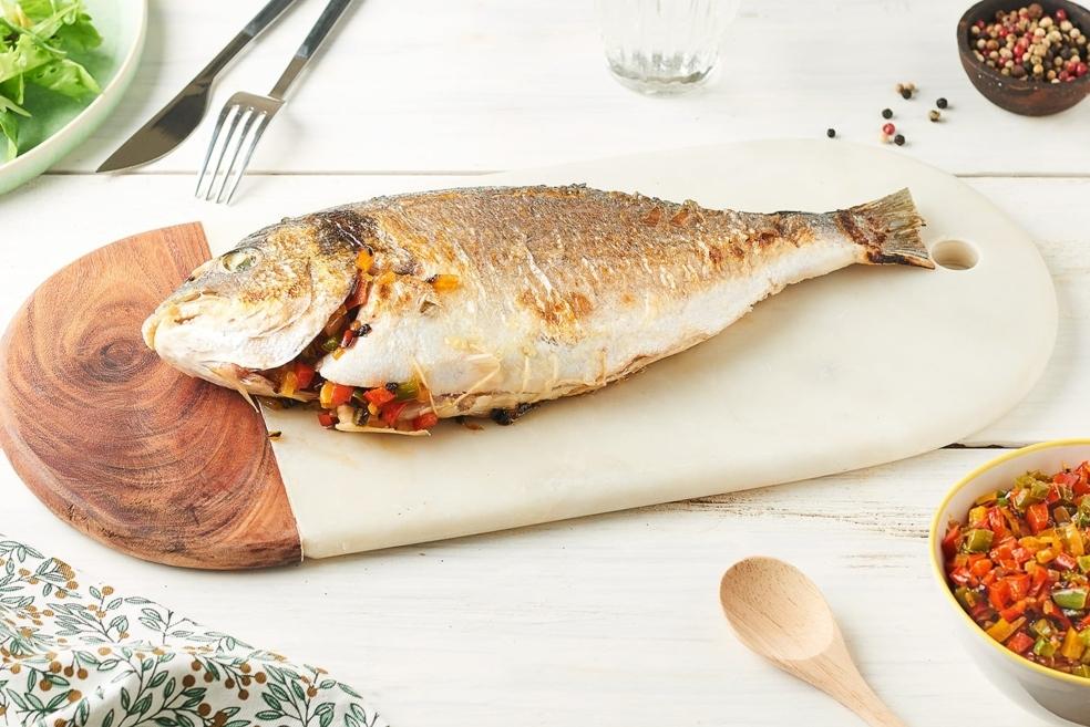 Daurade grillée aux oignons et poivrons