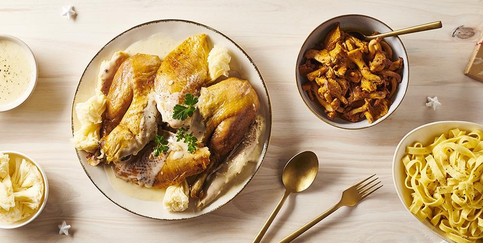 Poularde aux girolles, sauce au vin blanc