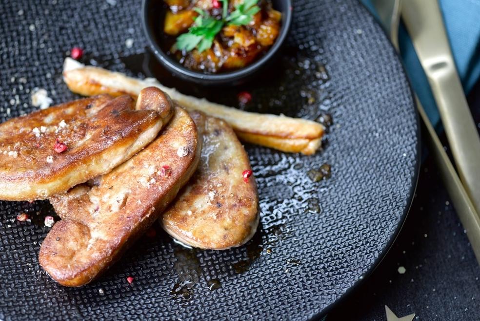 Foie gras poêlé, cigarette et compote de clémentines