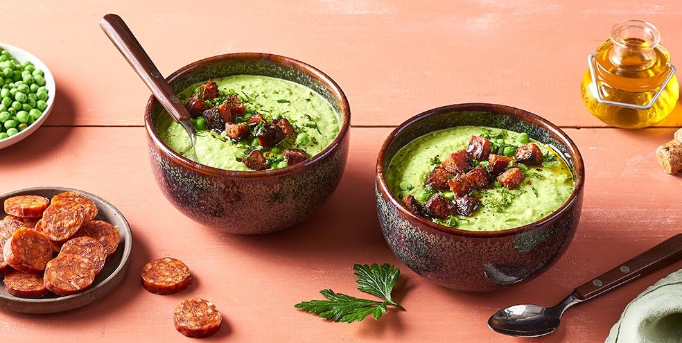 Velouté de petits pois et chorizo croustillant