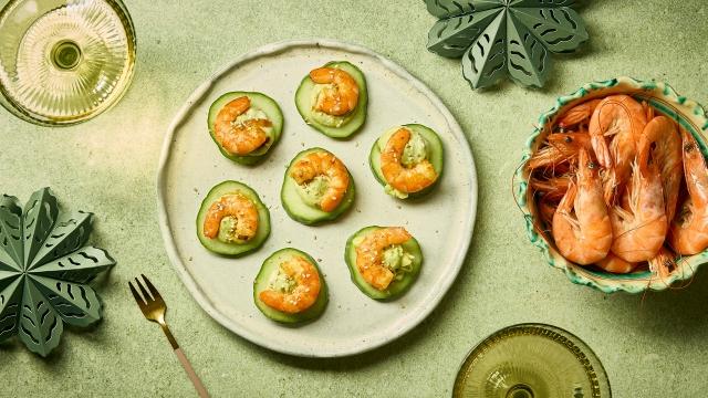 Toast de crevettes, concombre et guacamole