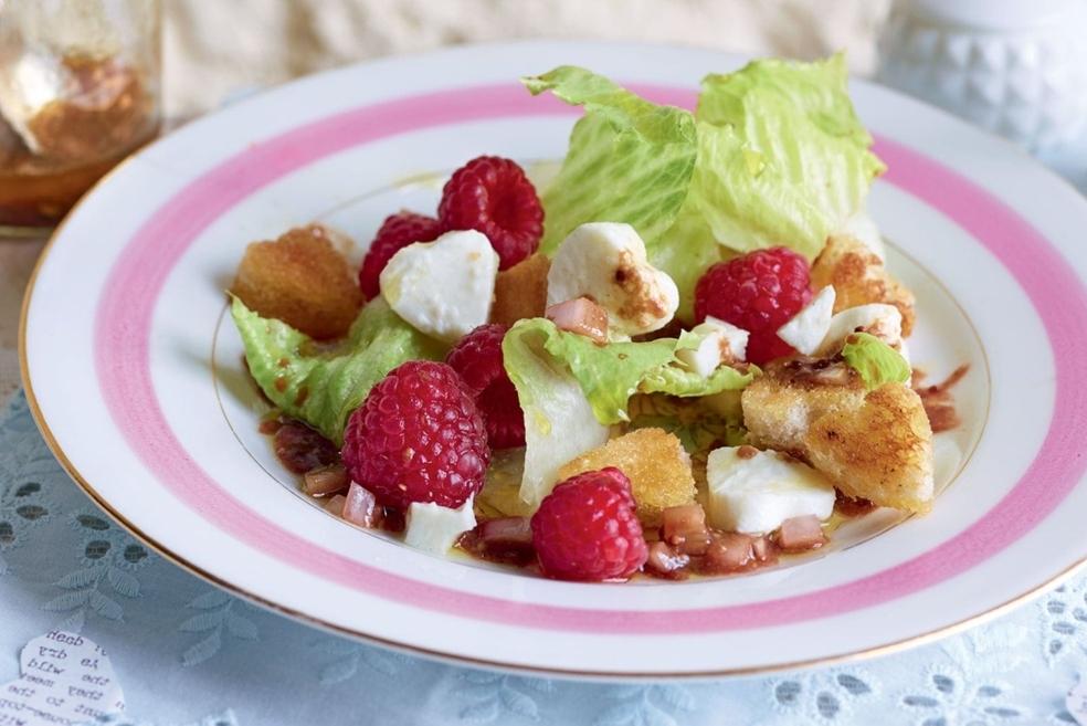 Salade de mozzarella, framboises et croutons
