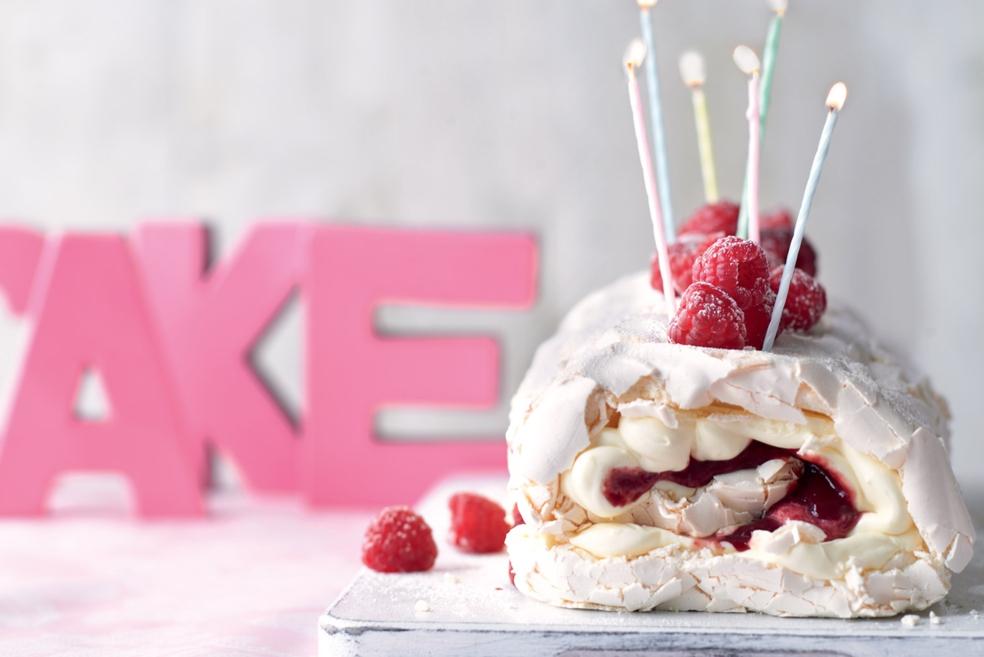Gâteau meringue roulé à la framboise