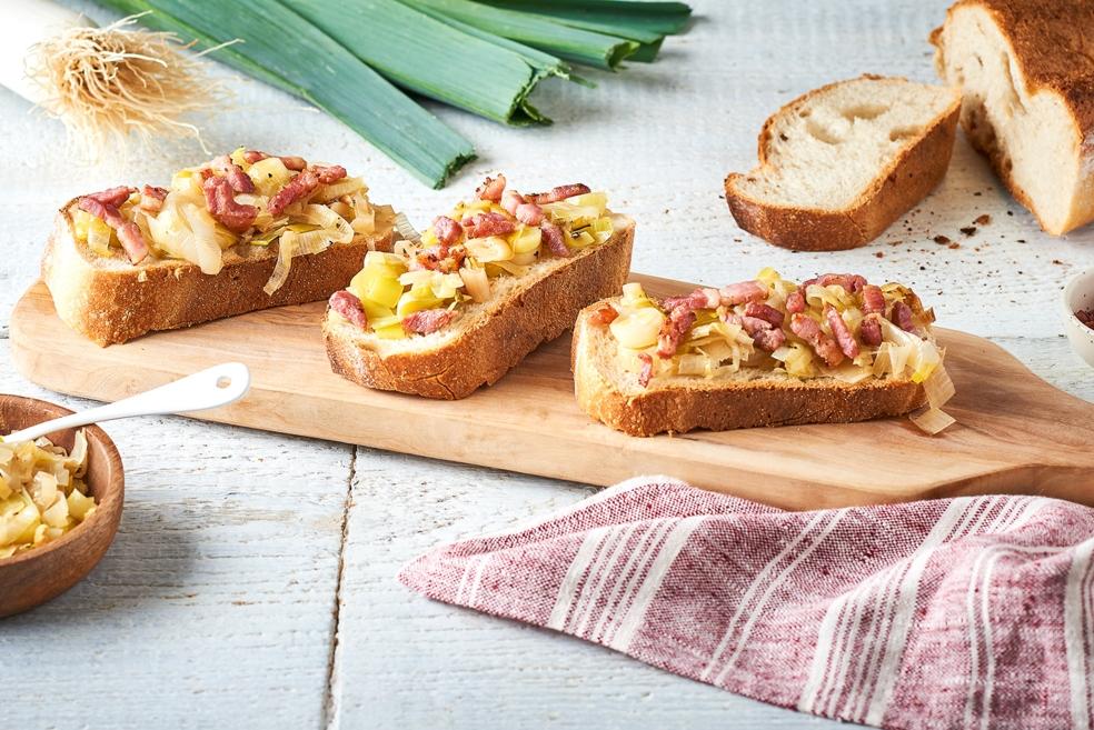 Bruschettas compotée de poireaux, oignons et lardons
