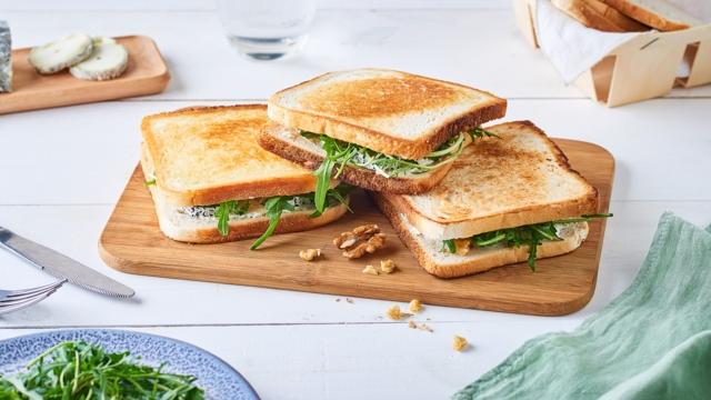 Croque-monsieur chèvre, noix et miel
