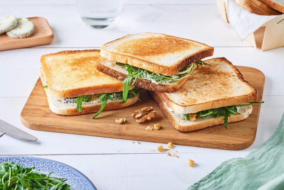 Croque-monsieur chèvre, noix et miel