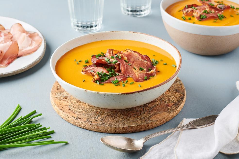 Soupe de patates douces, chips de coppa et ciboulette
