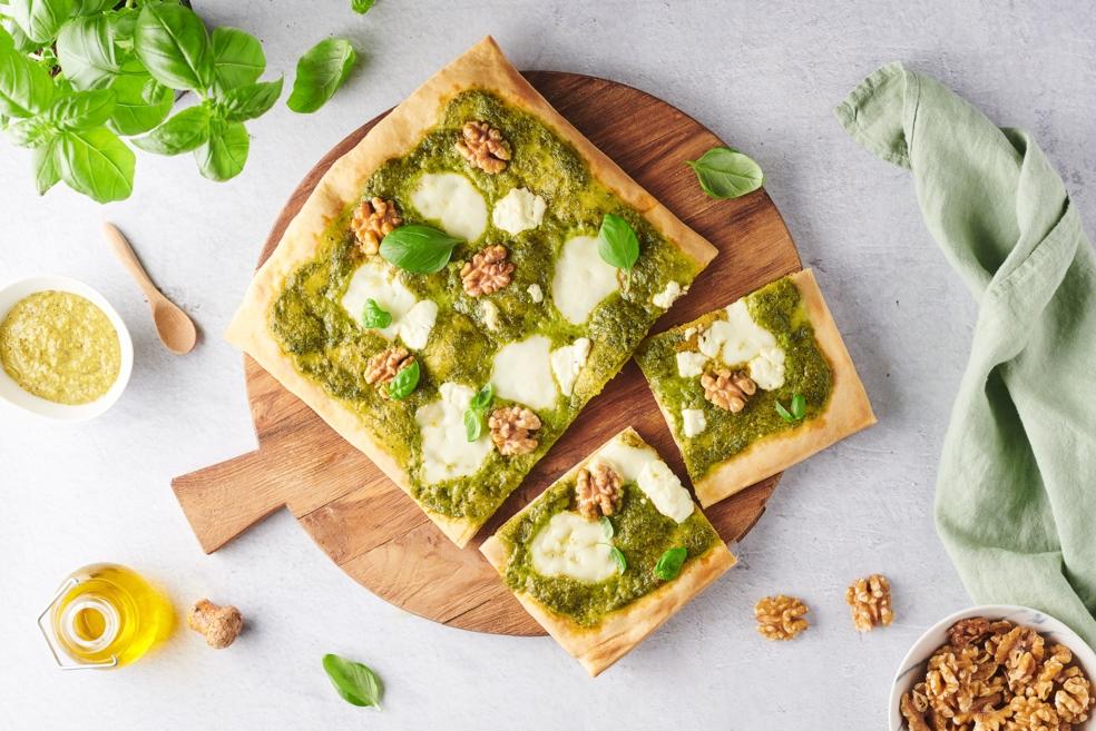 Pizza au pesto, chèvre & mozza