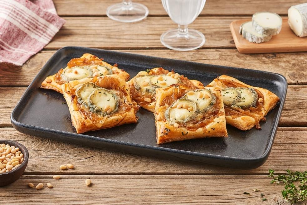 Toasts au confit d'oignons, chèvre et thym