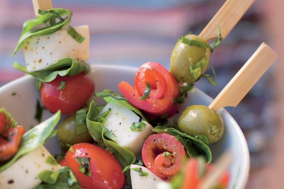 Brochettes de mozzarella, basilic et légumes du soleil