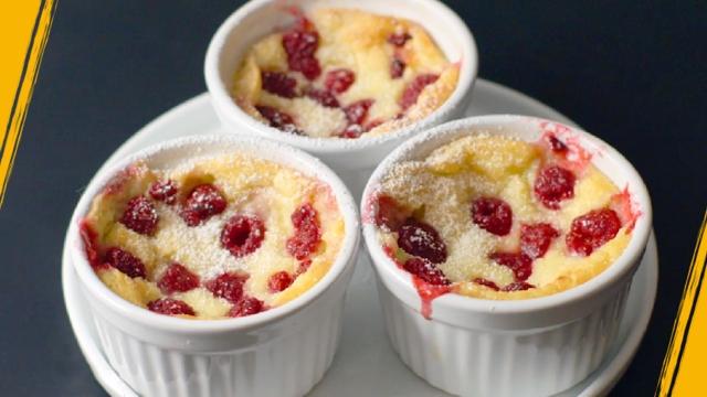 Petits flans à la vanille et framboises