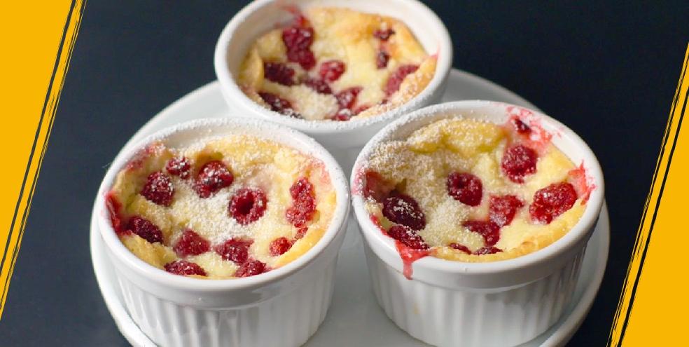 Petits flans à la vanille et framboises