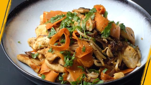 Wok de poulet aux champignons
